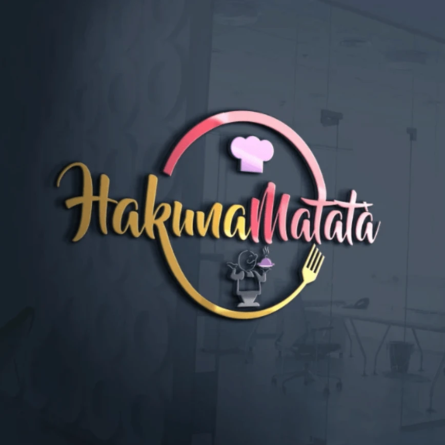 SEO Hannover - Das Logo für „Hakuna Matata“, das von einem talentierten Designer für Logos entworfen wurde, zeigt eine stilisierte Kochmütze und eine Gabel in einem kreisförmigen Design. Der kursive Text wird durch einen kleinen Cartoon-Elefanten ergänzt, der einen Teller hält, und das alles vor einem verschwommenen Bürohintergrund. Local SEO Agentur Hannover.