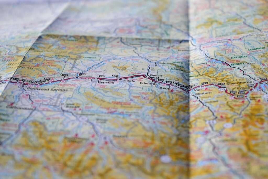 Suchmaschinenoptimierung Hannover - Eine Nahaufnahme einer physischen Karte, die verschiedene Orte und Geländemerkmale zeigt. Die Karte enthält Städte wie Glenwood Springs, Elgin, Minturn und Silverthorne sowie detaillierte Straßen und geografische Details wie Wälder und Berge. Local SEO Agentur Hannover.