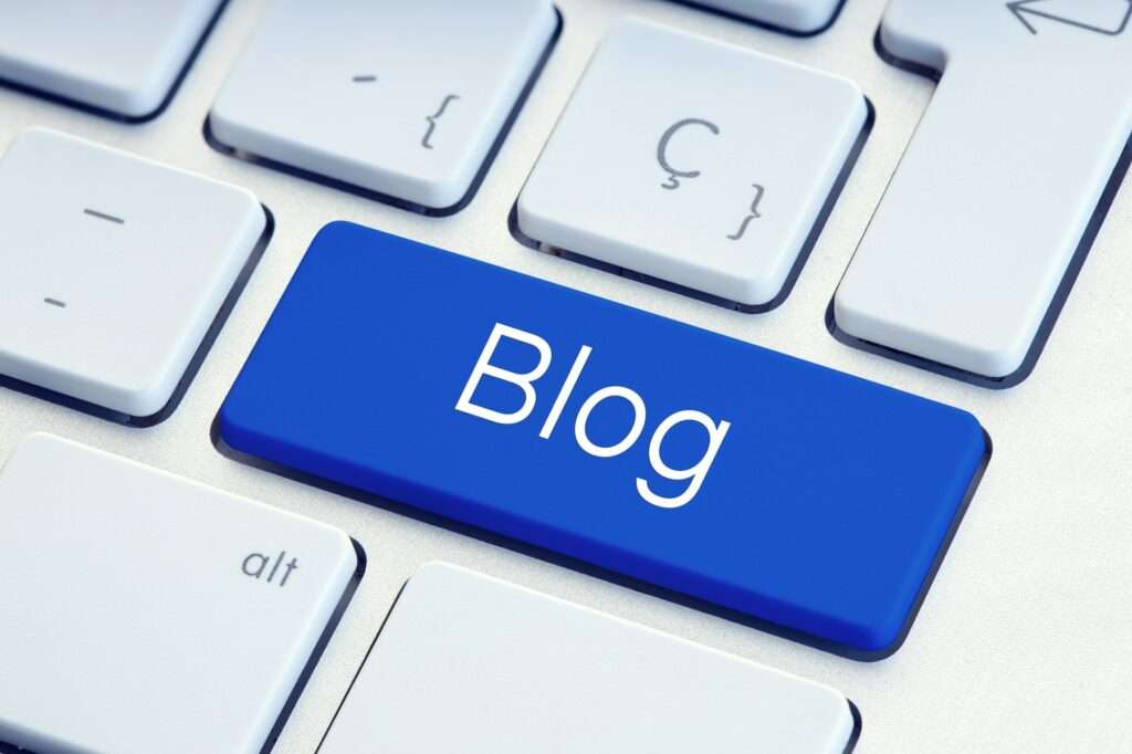 SEO Hannover - Nahaufnahme einer Computertastatur mit einer großen blauen Taste mit der Aufschrift „Blog“ in weißem Text. Die Taste ersetzt die übliche Eingabetaste. Die umliegenden Tasten sind Standardtastaturtasten mit verschiedenen Symbolen, perfekt für diejenigen, die eine Webvisitenkarte erstellen möchten. Local SEO Agentur Hannover.