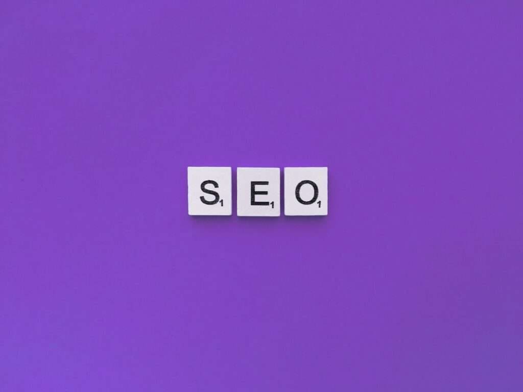 SEO Hannover - Drei Scrabble-Steine mit dem Wort „SEO“ sind auf einem violetten Hintergrund angeordnet und symbolisieren die Essenz der SEO-Praktiken von Google. Local SEO Agentur Hannover.