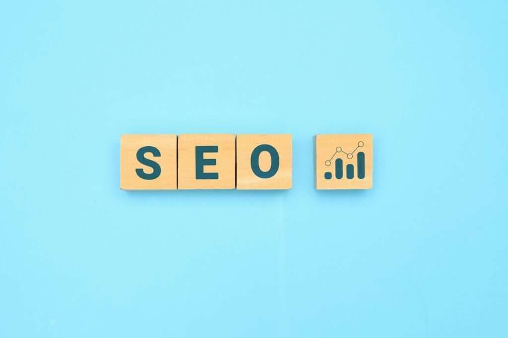 SEO, Search engine optimization ranking, Magnifying glass with arrows