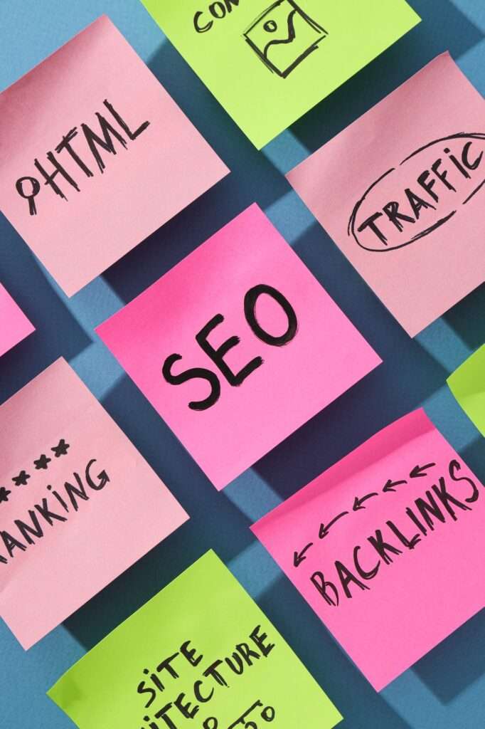 Webdesign Hannover - Auf einer Oberfläche sind bunte Haftnotizen angeordnet, auf denen Wörter wie „SEO“, „HTML“ und „Traffic“ stehen, die Komponenten des digitalen Marketings und der Website-Optimierung symbolisieren – wichtige Fähigkeiten für jeden, der nach Stellenangeboten sucht oder Stellenanzeigen durchforstet, insbesondere in pulsierenden Städten wie Hannover. Local SEO Agentur Hannover.