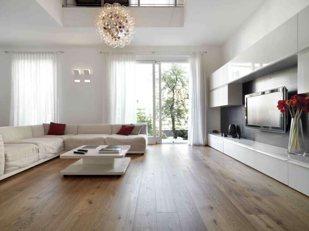 Webdesign Hannover – Das moderne Wohnzimmer, das sich perfekt für einen Website-Relaunch eignet, verfügt über ein großes beigefarbenes Sofa und einen weißen Couchtisch auf Holzboden. Ein Flachbildfernseher ist an einem Wandschrank montiert. Eine Glastür bietet einen Blick auf den Garten und ein moderner Kronleuchter hängt von der Decke. Local SEO Agentur Hannover. Webdesign Hannover - Das moderne Wohnzimmer, das sich perfekt für einen Website-Relaunch eignet, verfügt über ein großes beigefarbenes Sofa und einen weißen Couchtisch auf Holzboden. Ein Flachbildfernseher ist an einem Wandschrank montiert. Eine Glastür bietet einen Blick auf den Garten und ein moderner Kronleuchter hängt von der Decke. Local SEO Agentur Hannover.